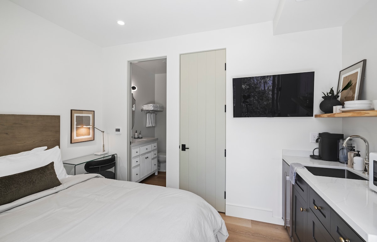 Casa Jardin Unit 1-Boutique Suite in Downtown