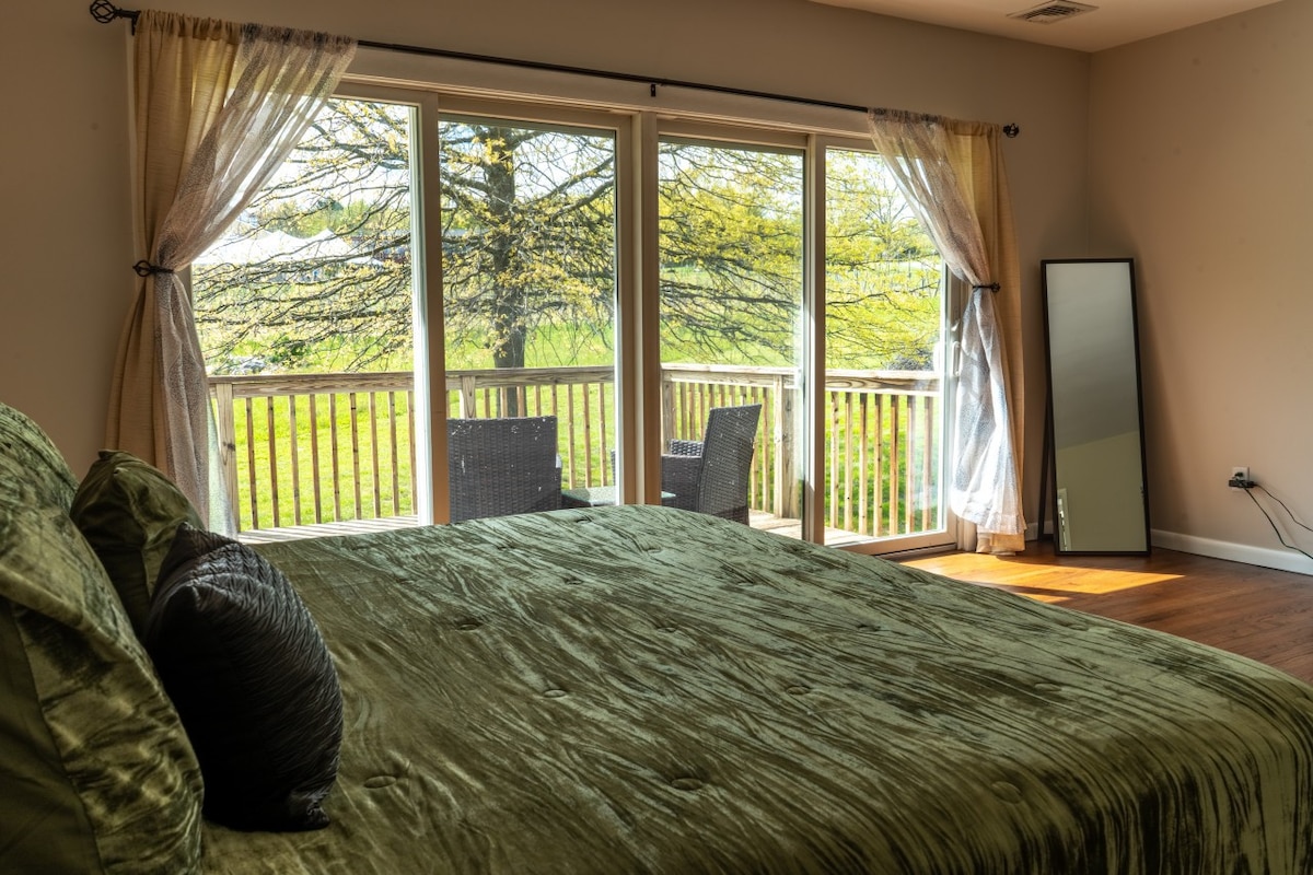 Vineyard Retreat: Cozy 3BR Home- 3mi to Shawangunk