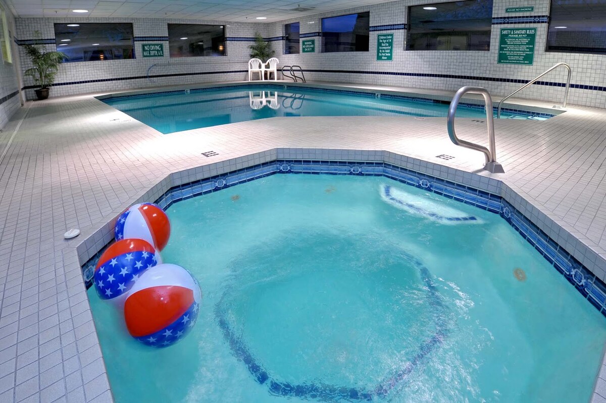 2 Comfortable Units! Pool Access & Hot Tub Onsite!