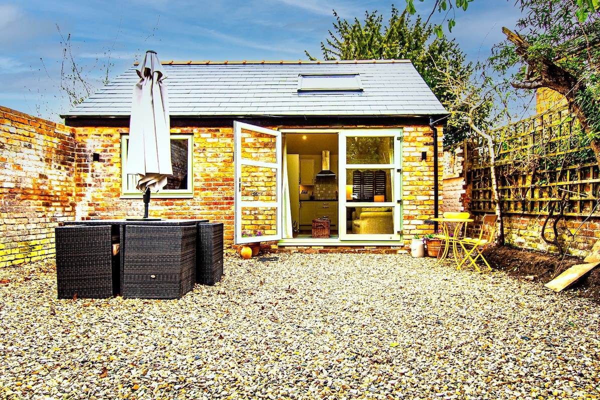 The Garden Suite Hoole with parking and garden