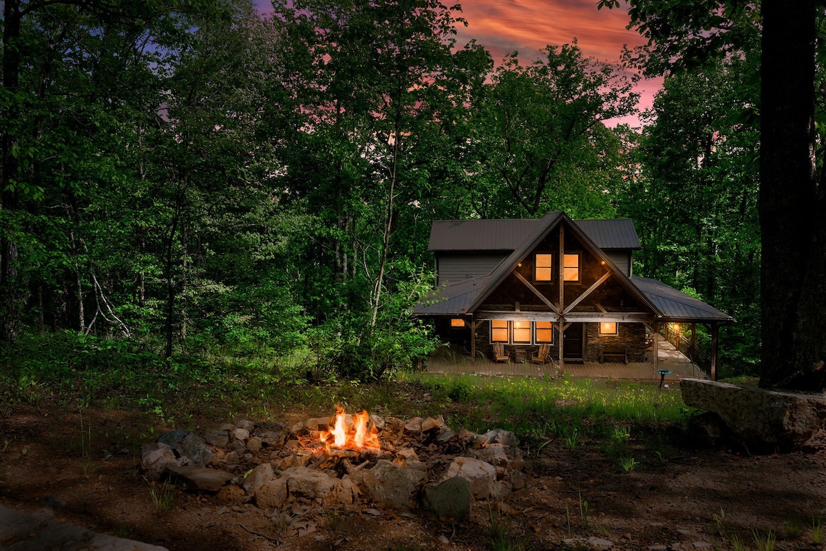 Rustic Cabin Retreat - Perfect Staycation Spot!