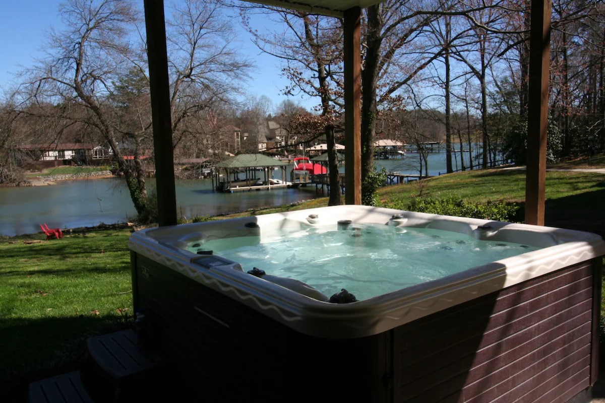 Lakeside Lodge by AvantStay | Hot Tub + Dock