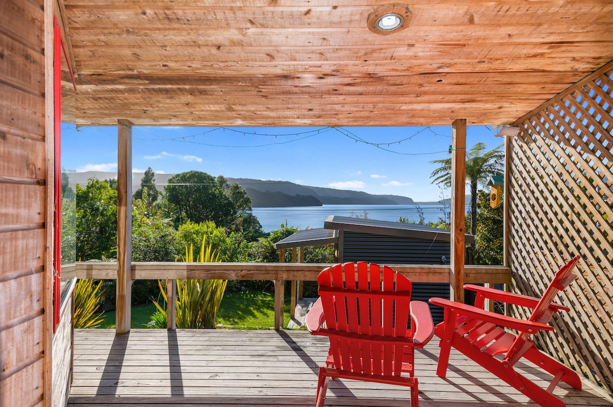 Lakeside Lookout - Lake Tarawera Holiday Home