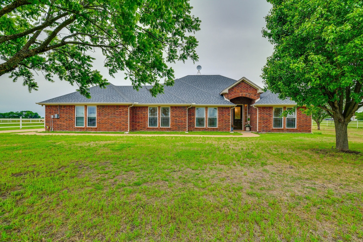 Pet-Friendly Waxahachie Vacation Home w/ Backyard!