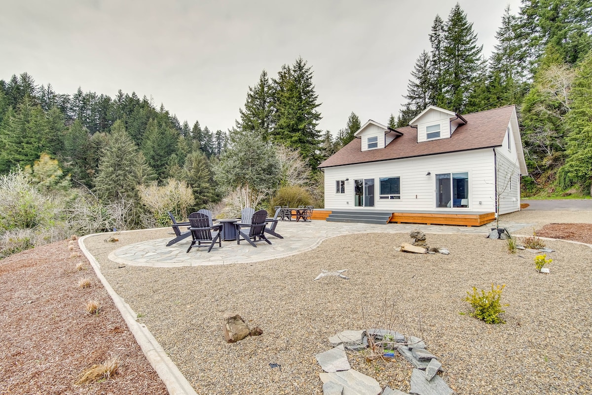Charming Florence Home w/ Fire Pit & River Views!