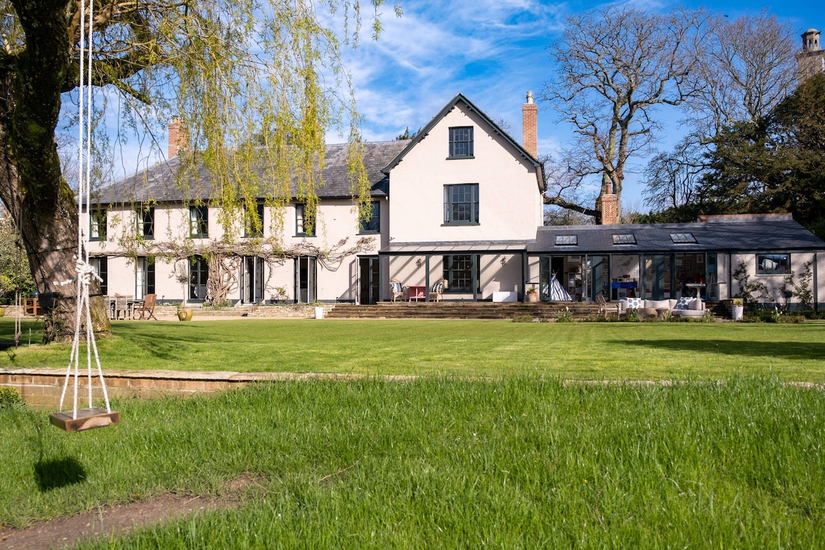 Hazelhurst- WOW countryside Manor Home w/ 3 acres!