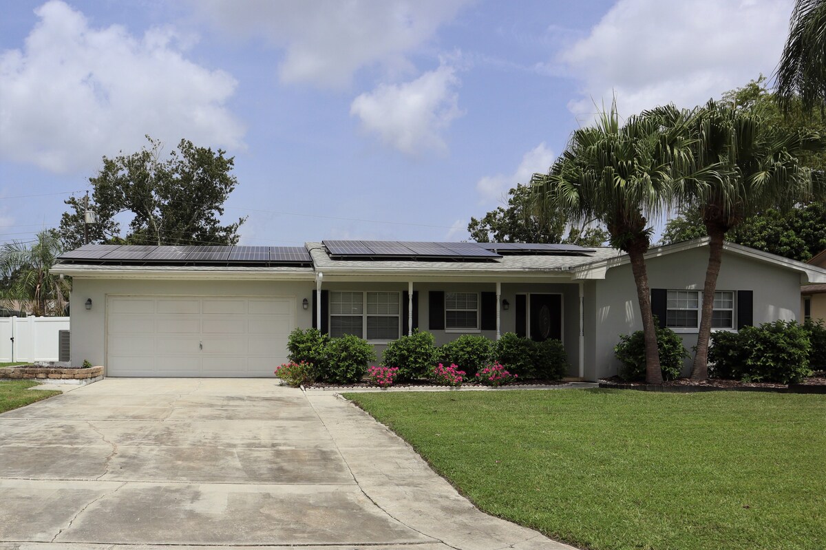 5 mile to Clearwater Beach- Large Home & Heated Po
