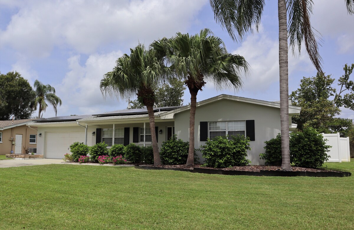 5 mile to Clearwater Beach- Large Home & Heated Po