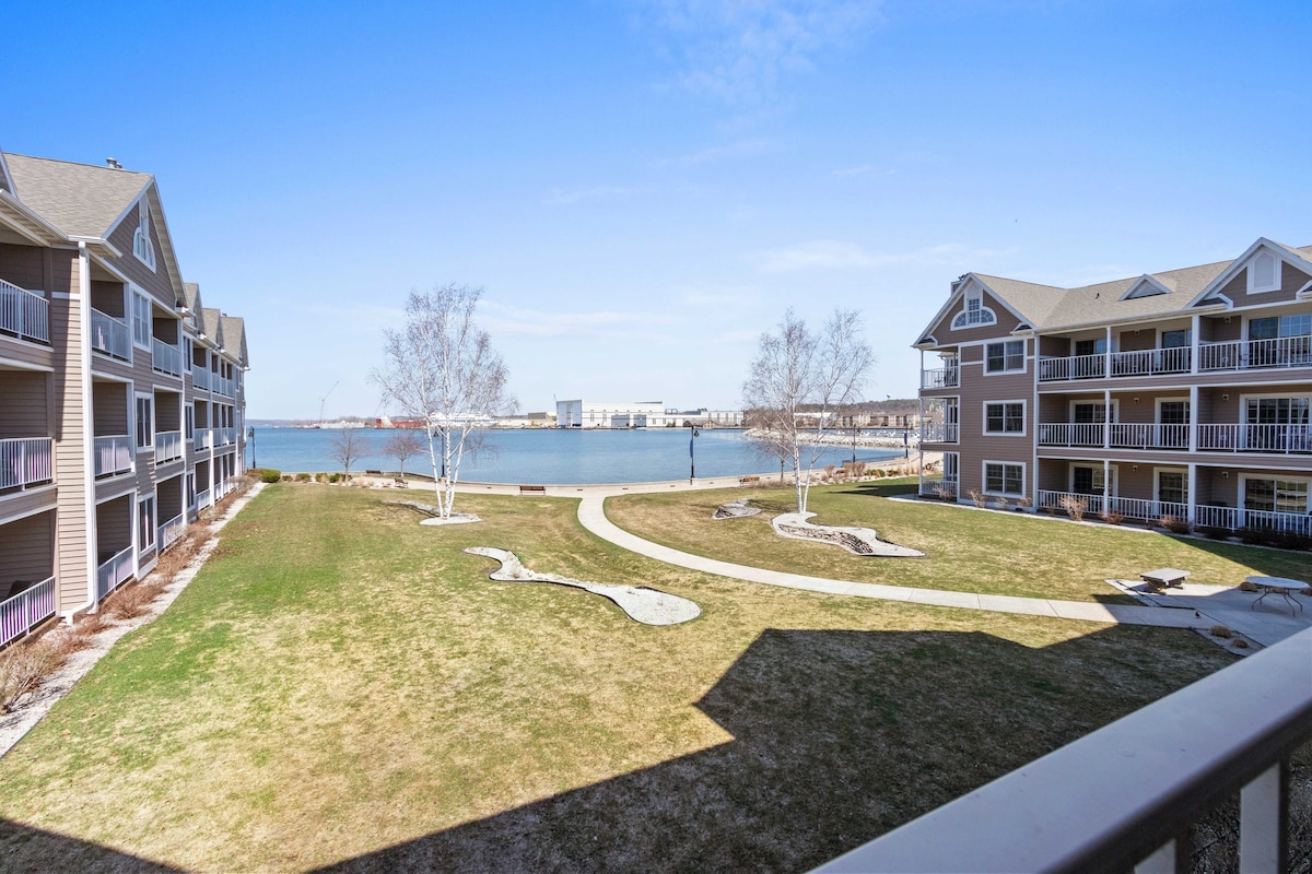Waterfront Oasis - Condo with Pool on Larch