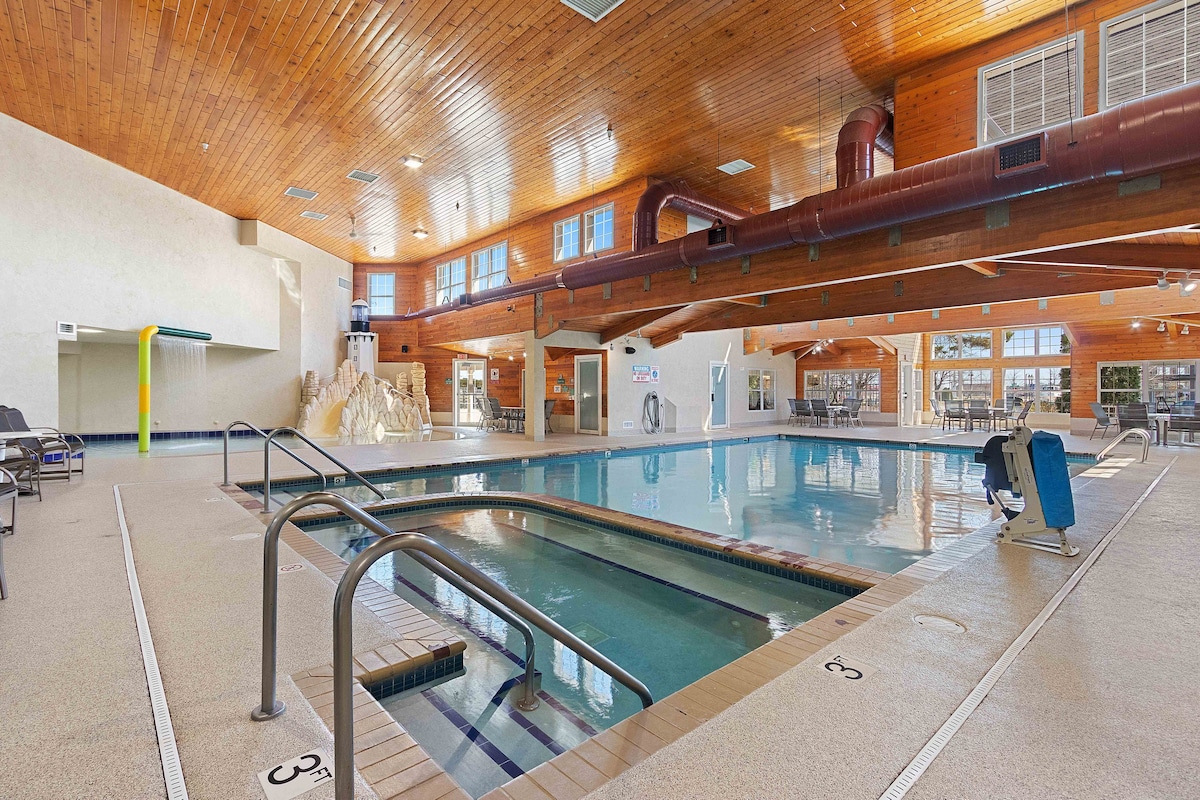 Waterfront Oasis - Condo with Pool on Larch