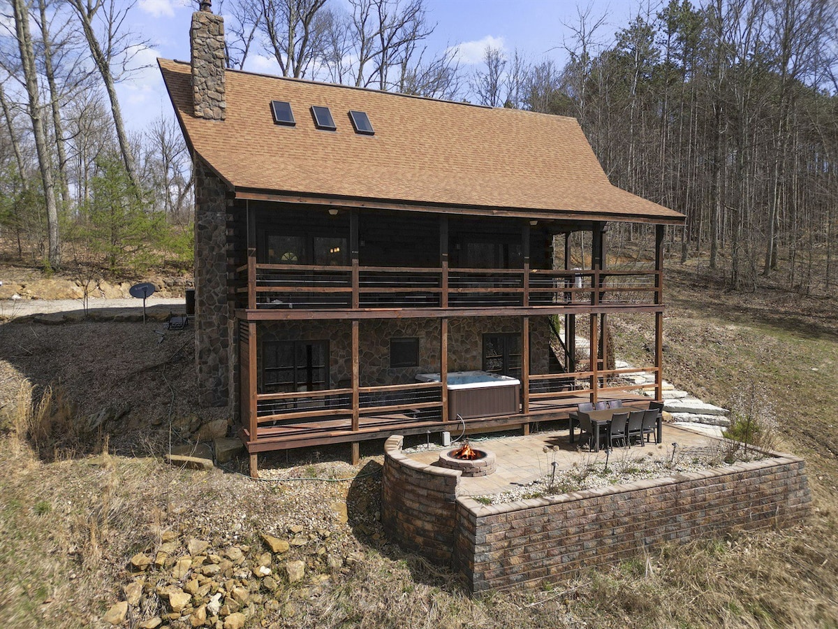 Log Home w/ Hot Tub & Firepit