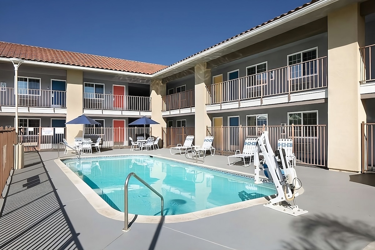 Comfort and Convenience! Free Parking, Pool