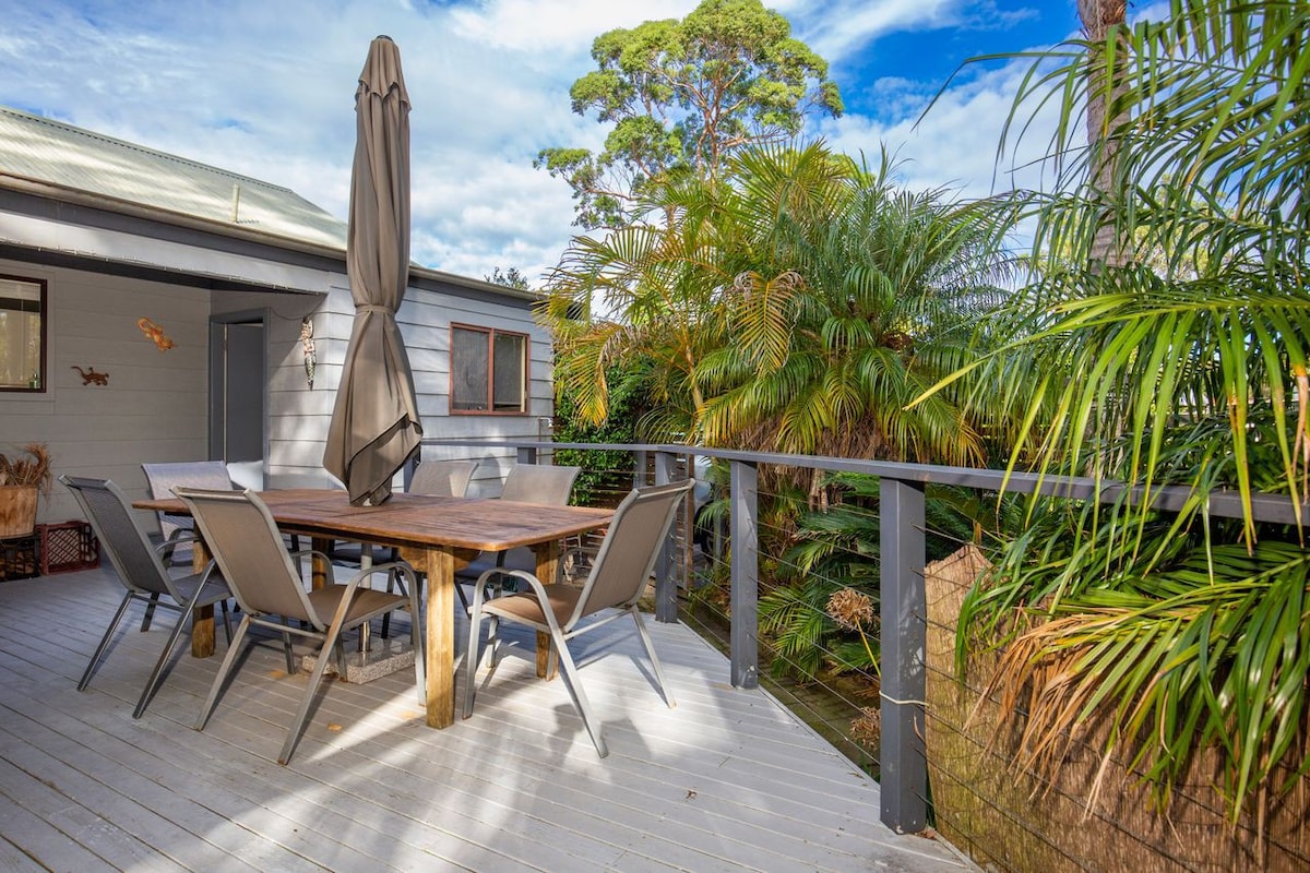 Peaceful Palms - Pet Friendly - 10 Mins to Beach