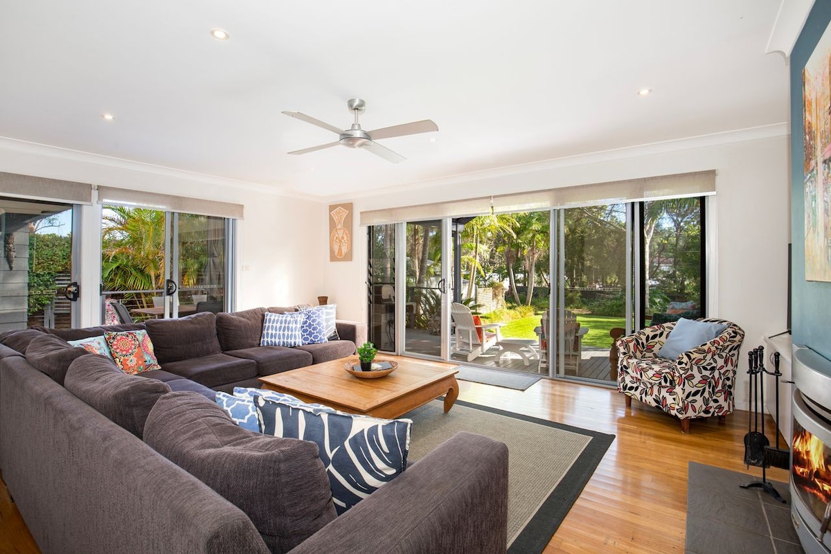 Peaceful Palms - Pet Friendly - 10 Mins to Beach