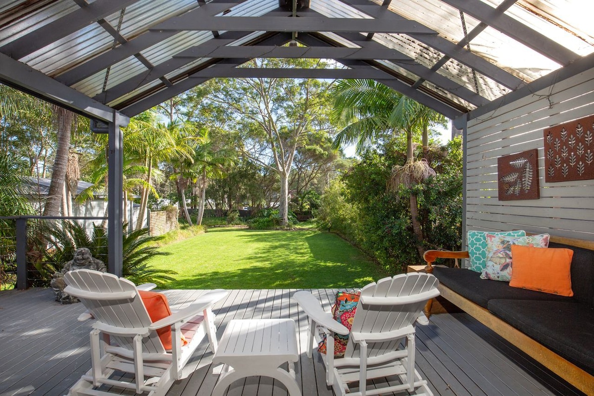 Peaceful Palms - Pet Friendly - 10 Mins to Beach