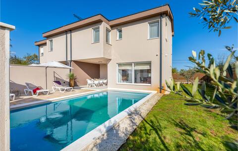 Nice home in Segotici with heated swimming pool