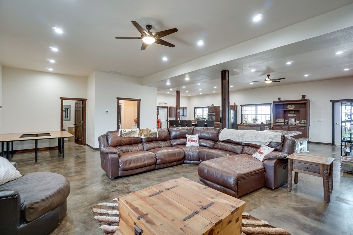 Pet-Friendly Lingle Ranch w/ Deck on 60 Acres!