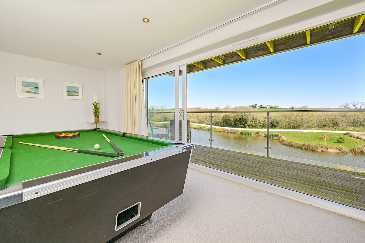 Retallack Resort Moorings, Hot tub & Games Room