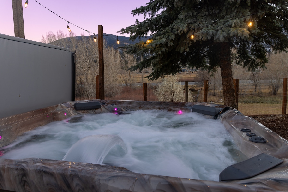 20 minutes to Monarch w/ Hot Tub & Game Room!