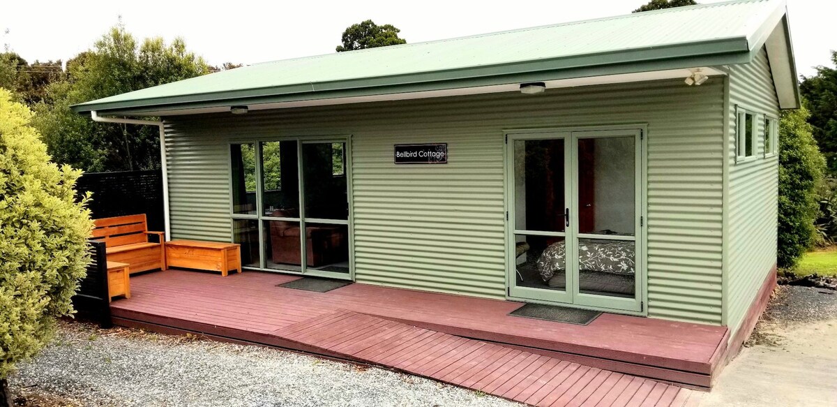 A Two Bedroom "Bellbird Cottage," Sleep up to 4