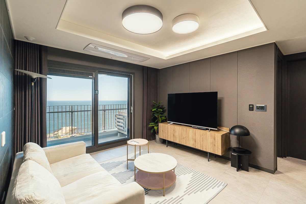 位于Busan Giji Ocean Deluxe的现代室内住宿3间客房2间