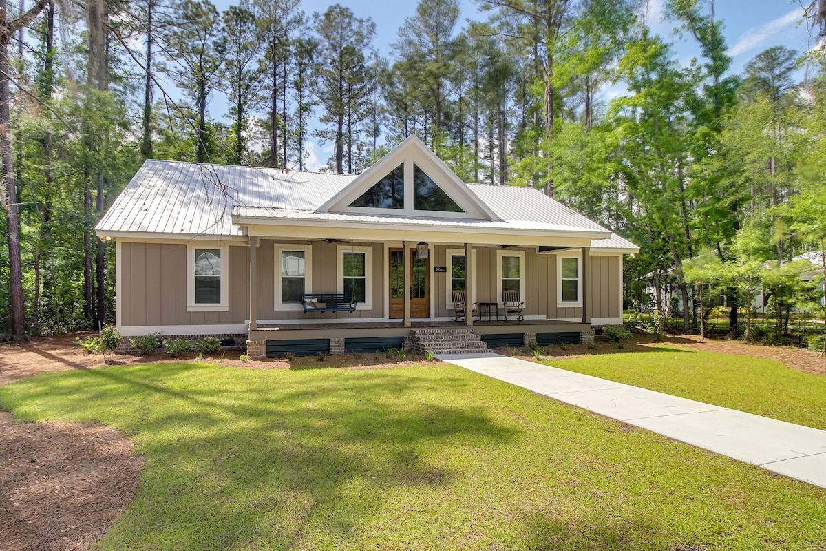 Spacious Midway Cottage w/ Porches, Near Hunting!