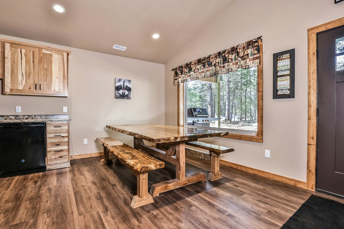 6BR cabins with hot tub, fireplace, patio, & grill
