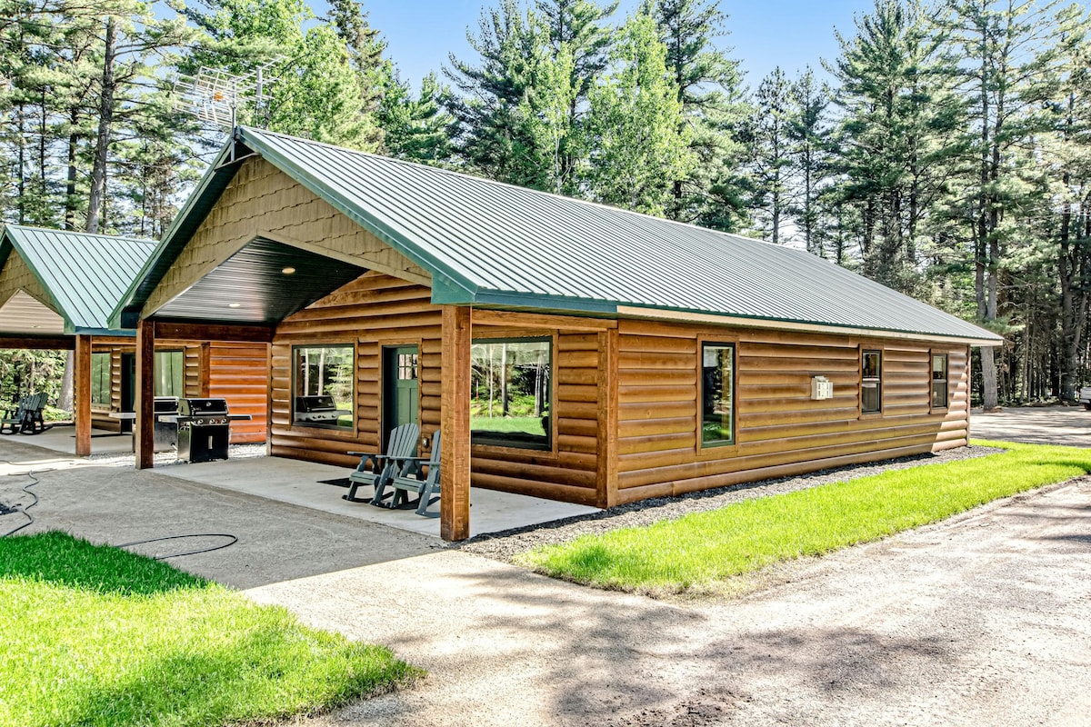 6BR cabins with hot tub, fireplace, patio, & grill