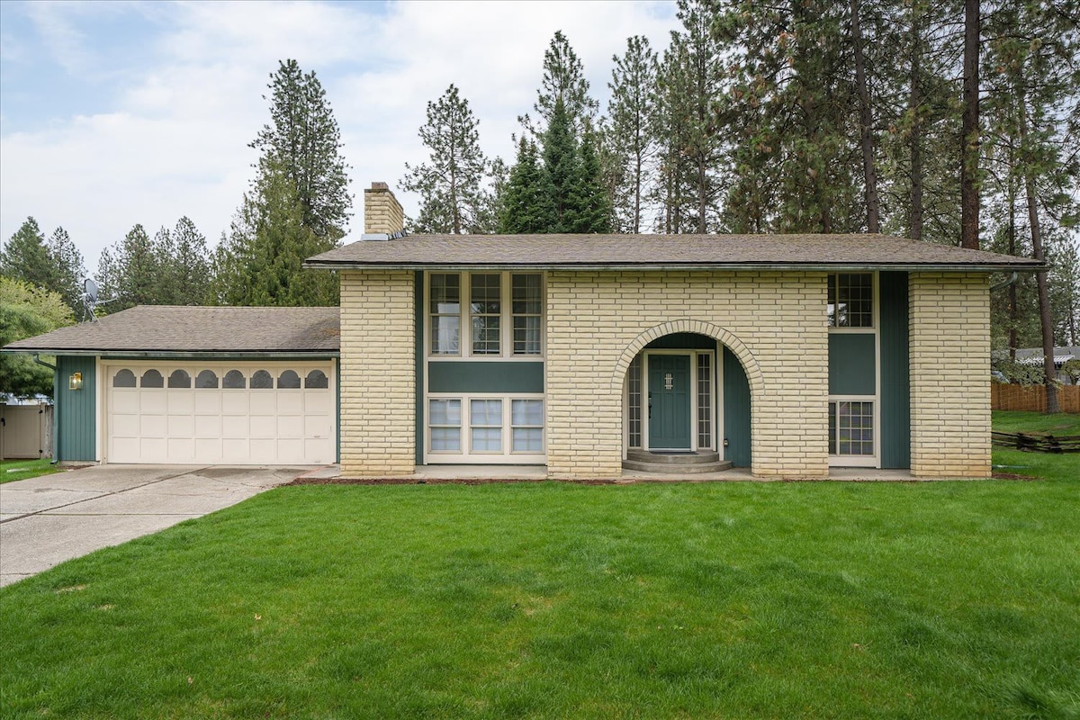 Peaceful Haven  I  Stylish Home in North Spokane