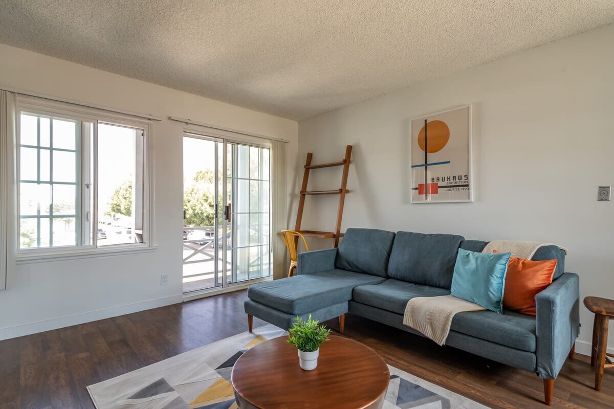 HUGE, Bright 1bd/1ba apt w/ Super-fast Wi-Fi!