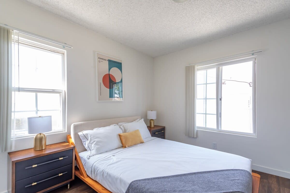 HUGE, Bright 1bd/1ba apt w/ Super-fast Wi-Fi!