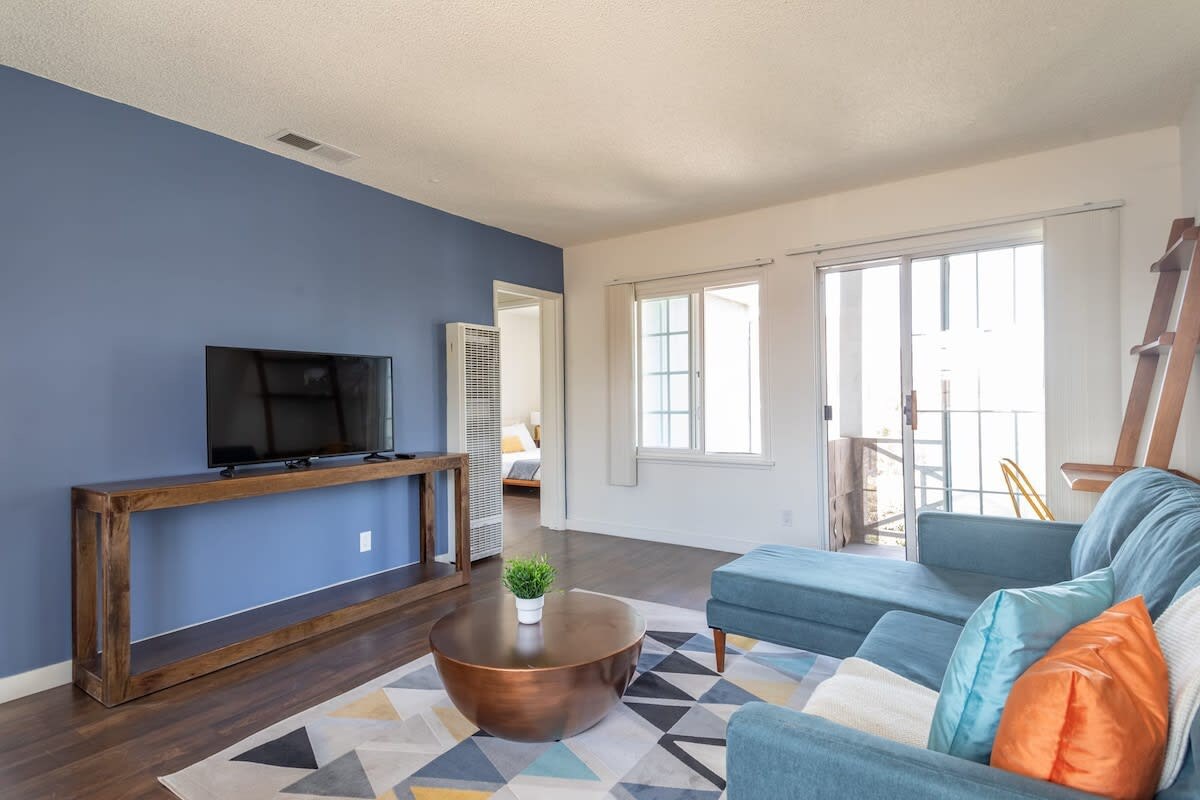 HUGE, Bright 1bd/1ba apt w/ Super-fast Wi-Fi!