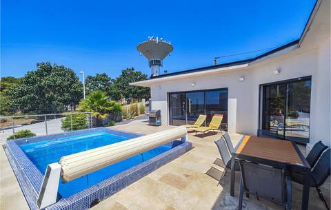 Beautiful home in Portiragnes with kitchen