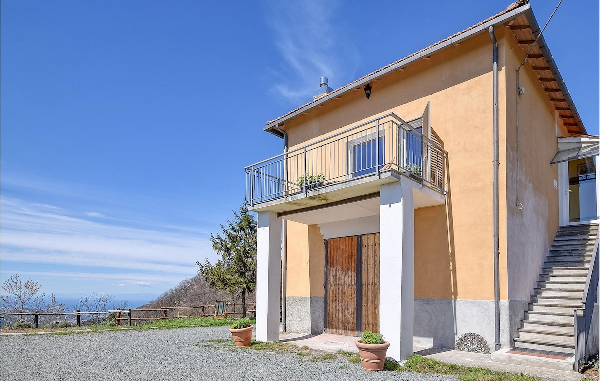 Nice home in Castiglione Chiavarese and 3 Bedrooms