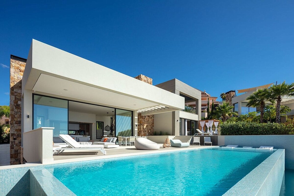 Exclusive 5 Bdrms Golf & Sea Villa Nueva Andalucia