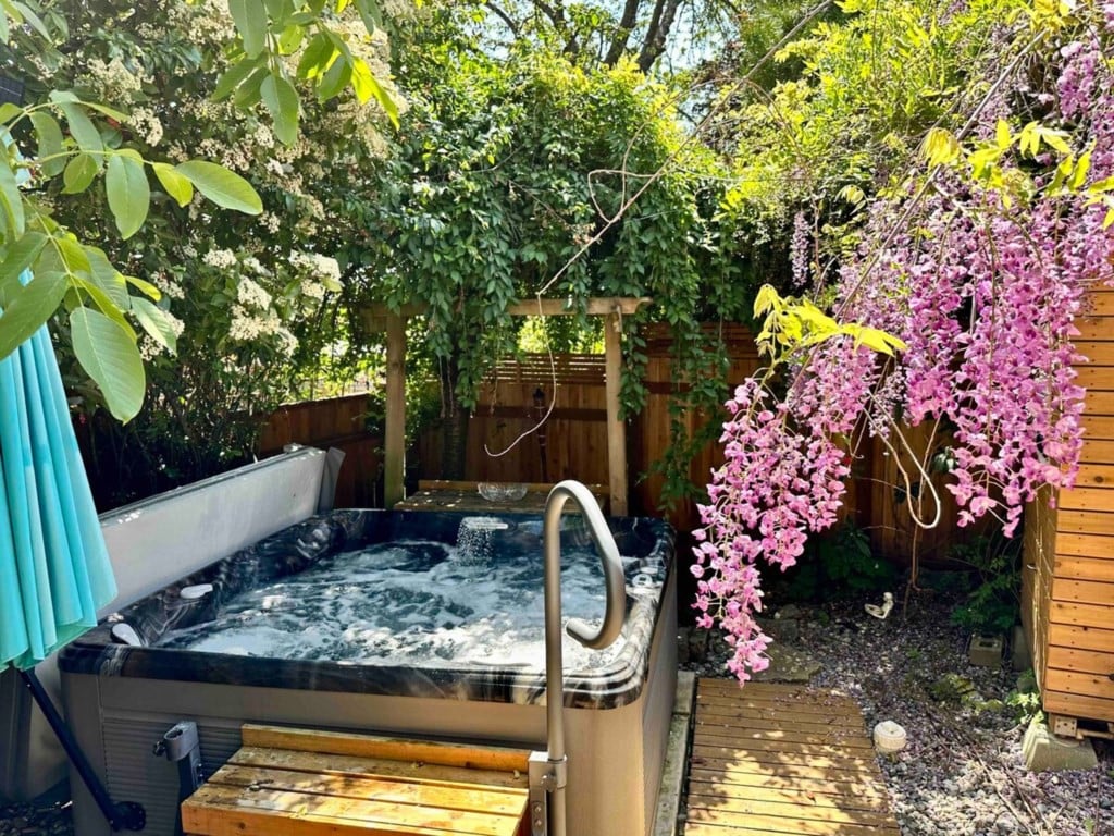 Urban Cottage-Pet Friendly w/Hot Tub Option