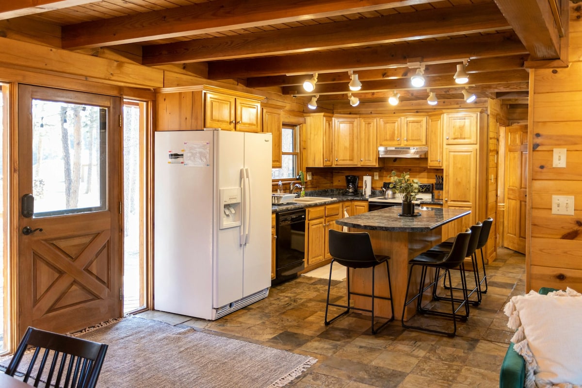 3BR mountain view cabin with grill, balcony, & TV