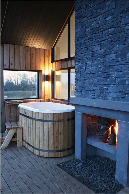 Eco-Lodge with outdoor hottub + sea view