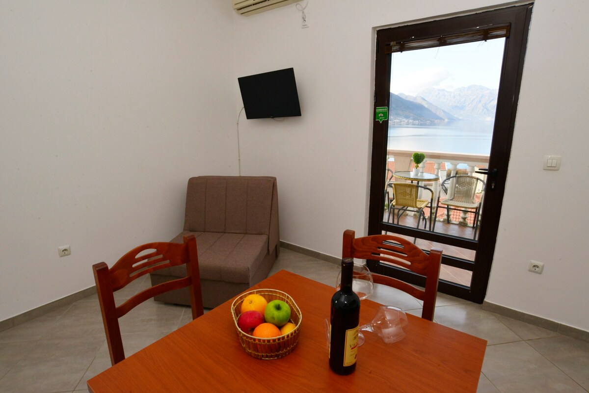 Apartment with Shared Terrace and Sea View