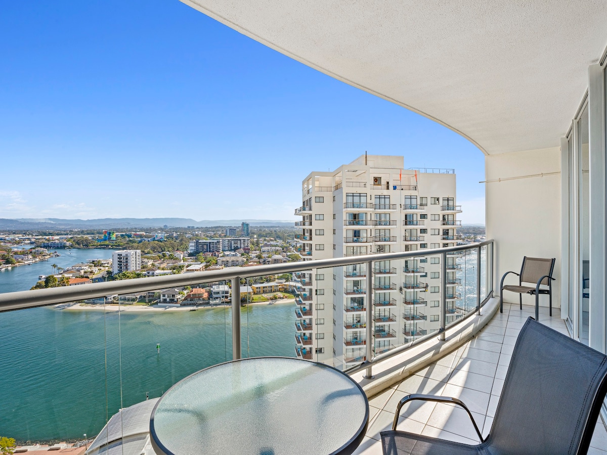 15th Floor Stunning River Apartment!