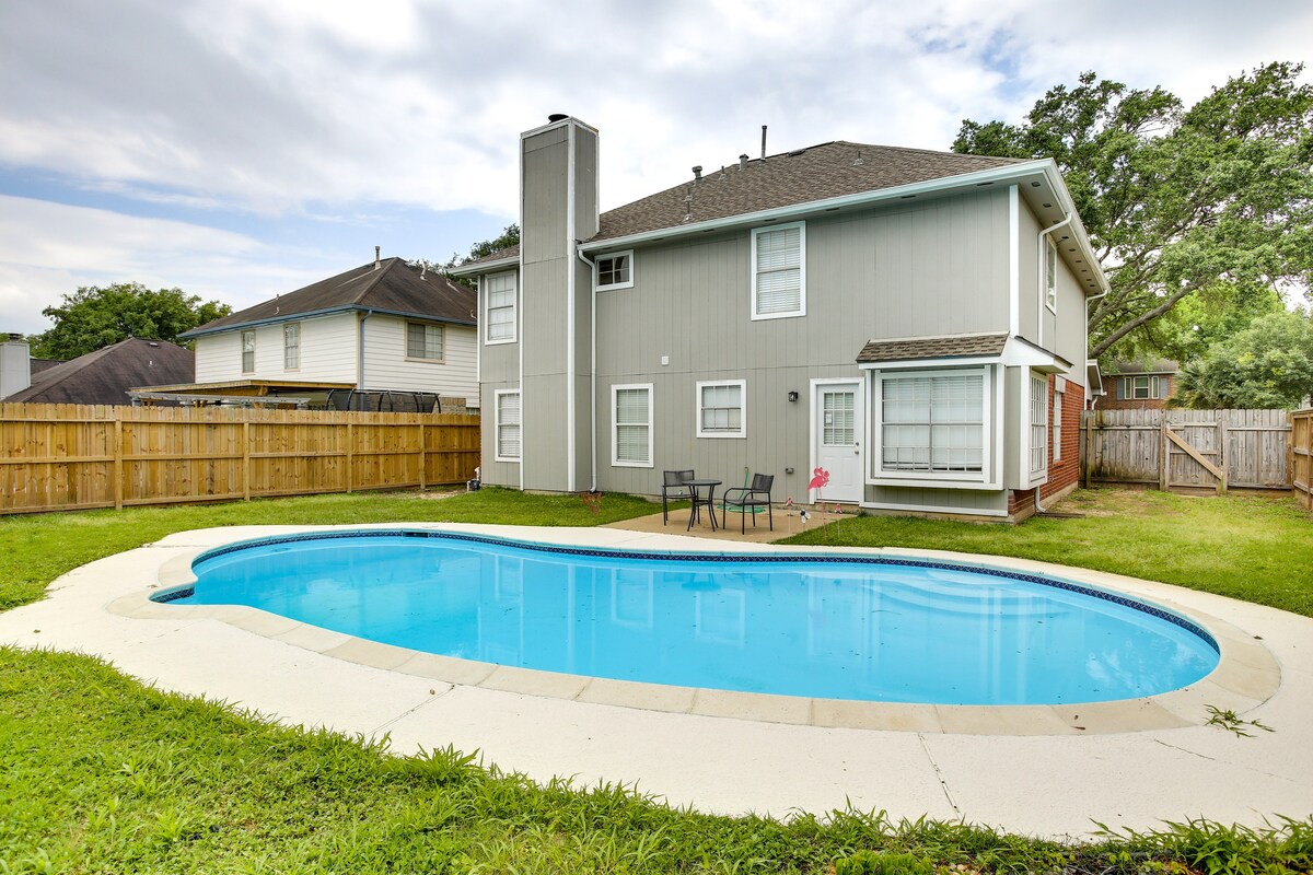 Texas Gulf Coast Vacation Rental: Private Pool!