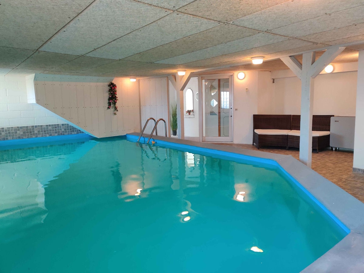 Child-friendly cottage with large indoor pool