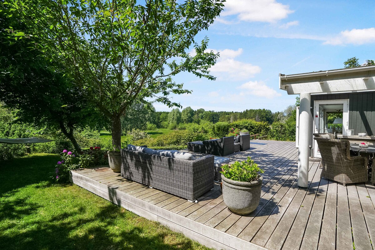 Spacious cottage with a view of wild nature