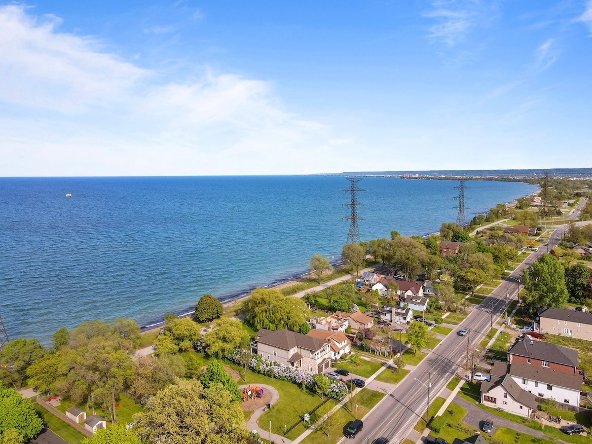 Lakefront Dream Home With Hot Tub & Beach Access