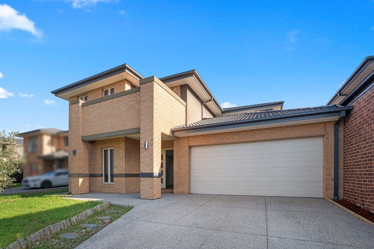 9-bed 5-bathroom Luxe Family House Double Storey