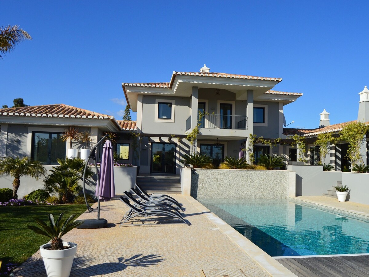 Modern villa with swimming pool near Carvoeiro