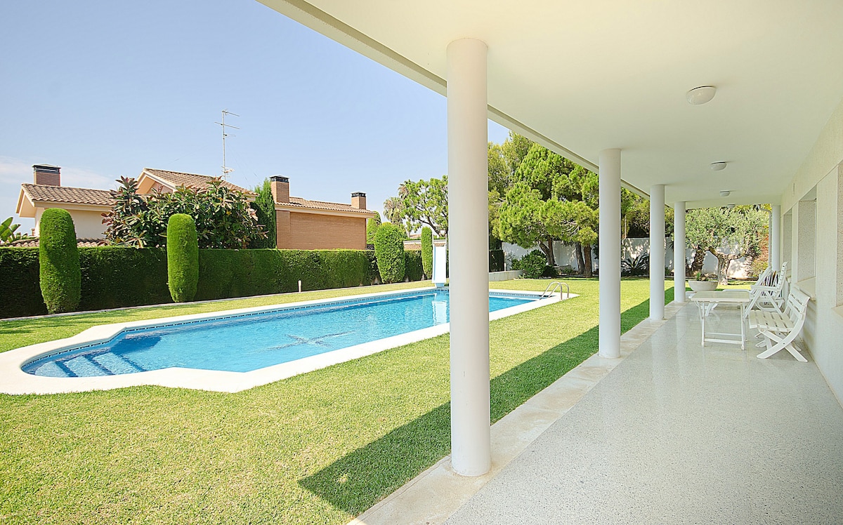 R11 Villa para 8 personas con gran jardín y piscin