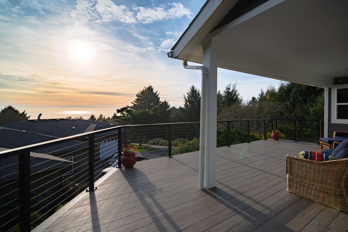Exquisite home with Ocean Views, Lg Deck, Pets OK