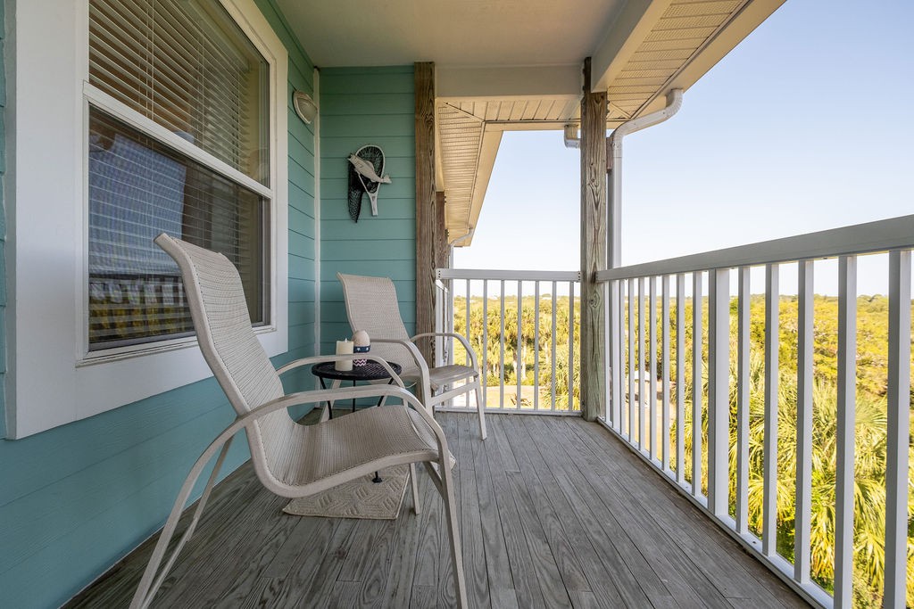 Pool, cathedral ceilings, and water view!