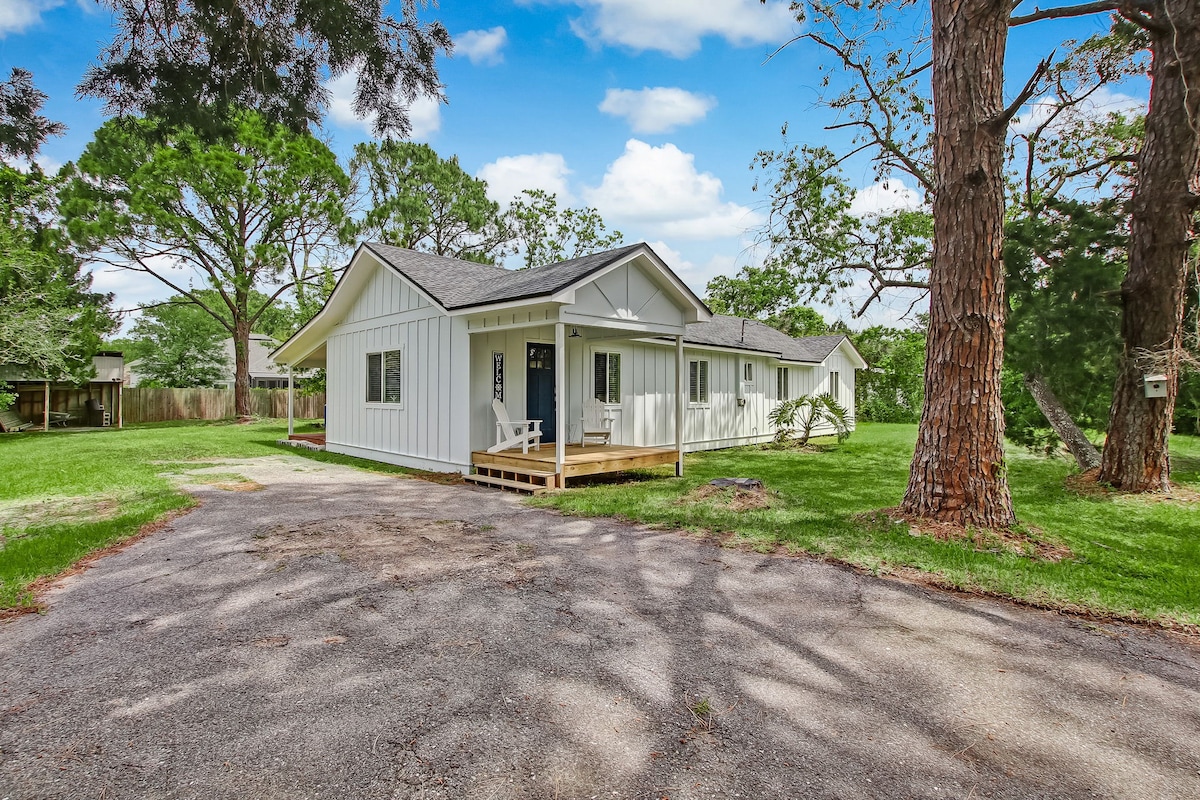 Fully Renovated Home, 1 Mile to Beach